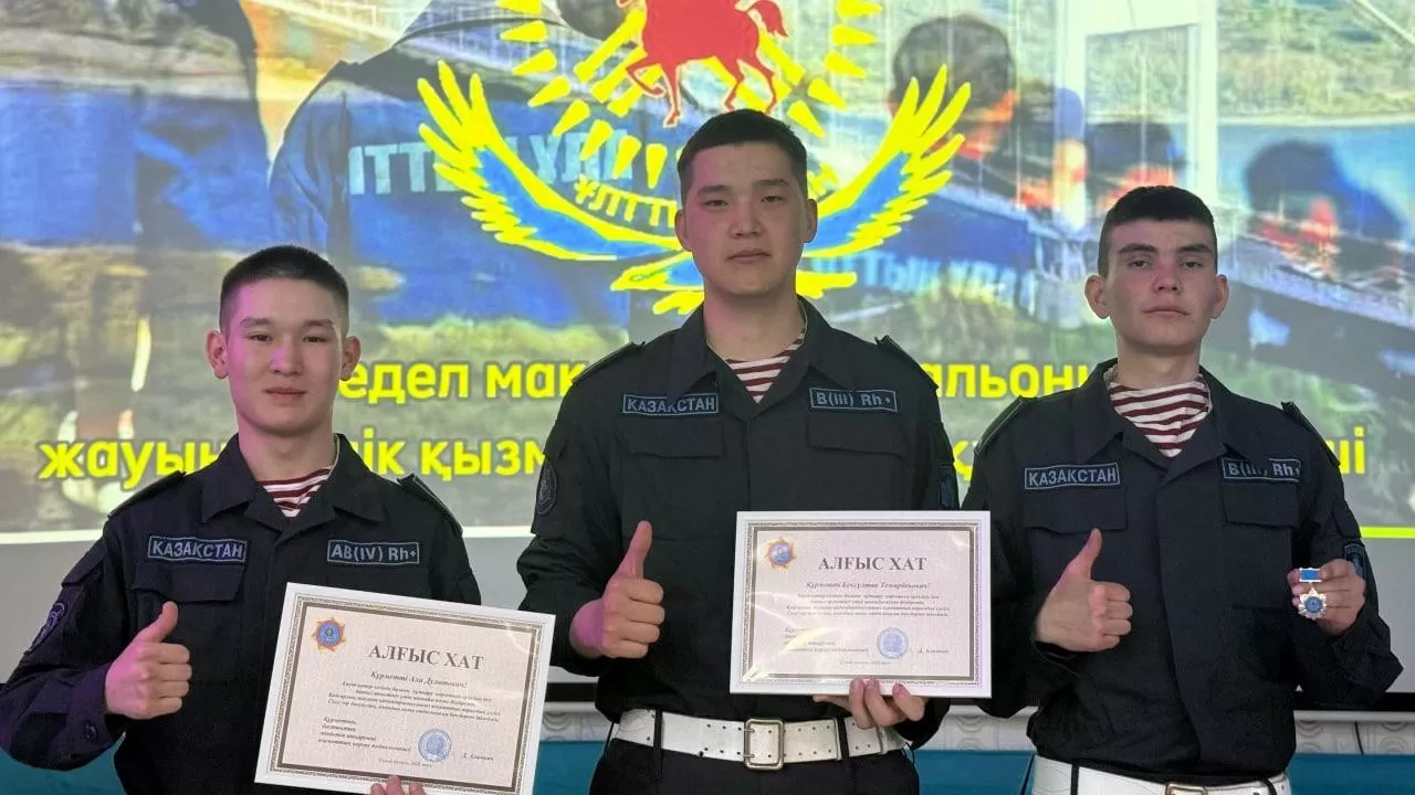 Спасших ребенка гвардейцев наградили в Семее  