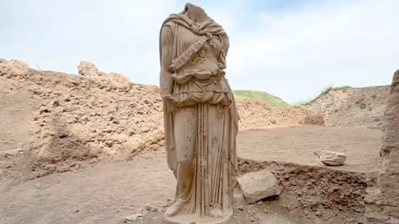 В Турции археологи выкопали 2000-летнюю статую богини Афины