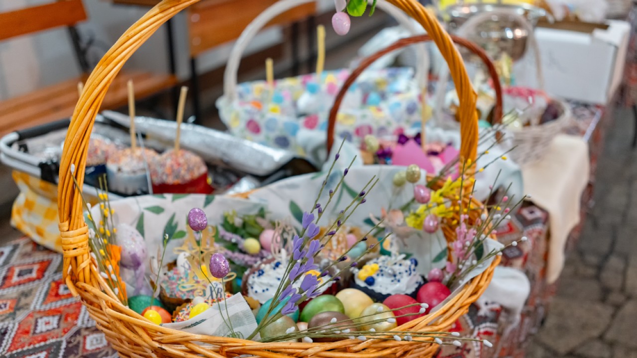 Благодатный огонь привезли в Казахстан специальным авиарейсом