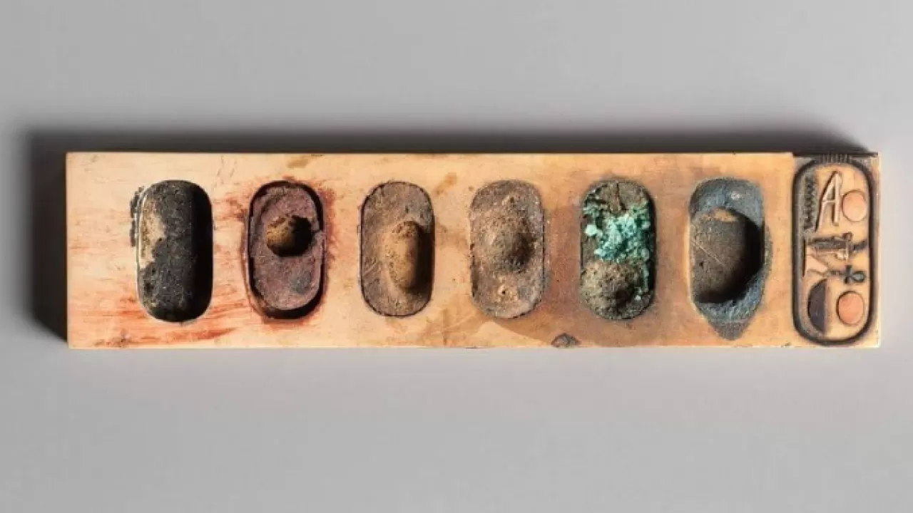 Древняя палитра рассказала о жизни мастера  