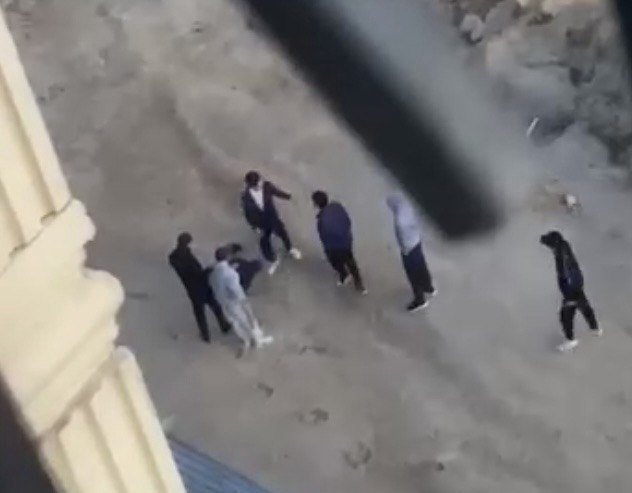 Ақтауда бір топ жігіт 2 жасөспірімді аяусыз тепкілеген