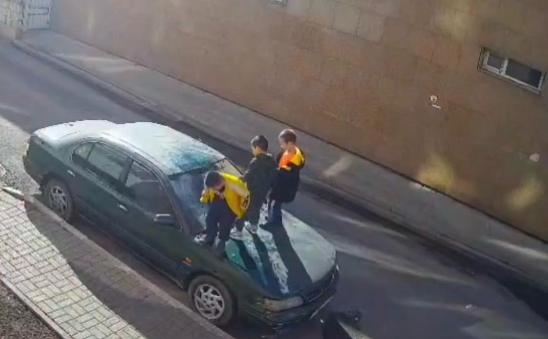 Астанада жасөспірімдер аулада тұрған көліктің астан-кестенін шығарған