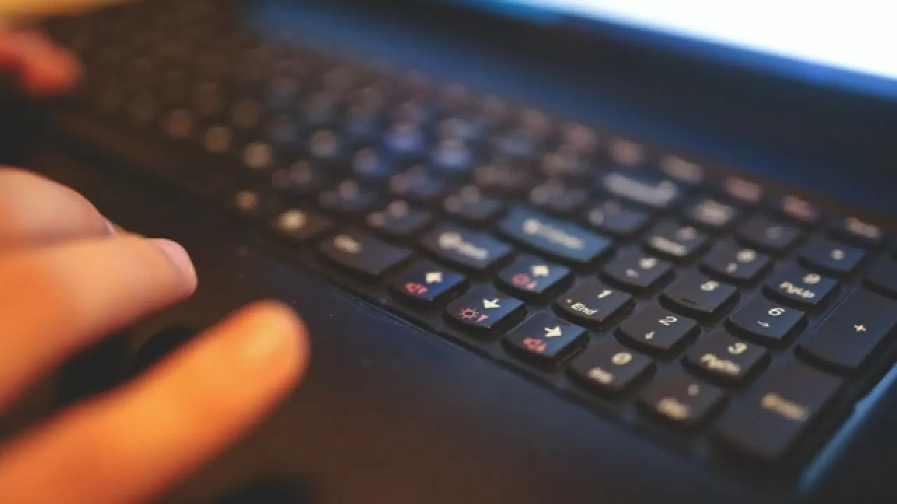 В Китае пенсионерка разговаривает с ИИ-копией погибшего сына