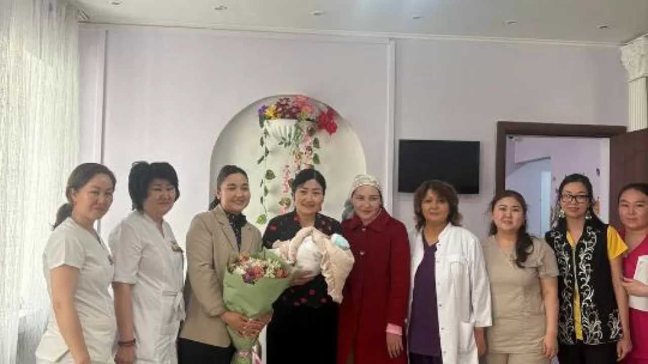 Врачи Алматы выходили недоношенную девочку 