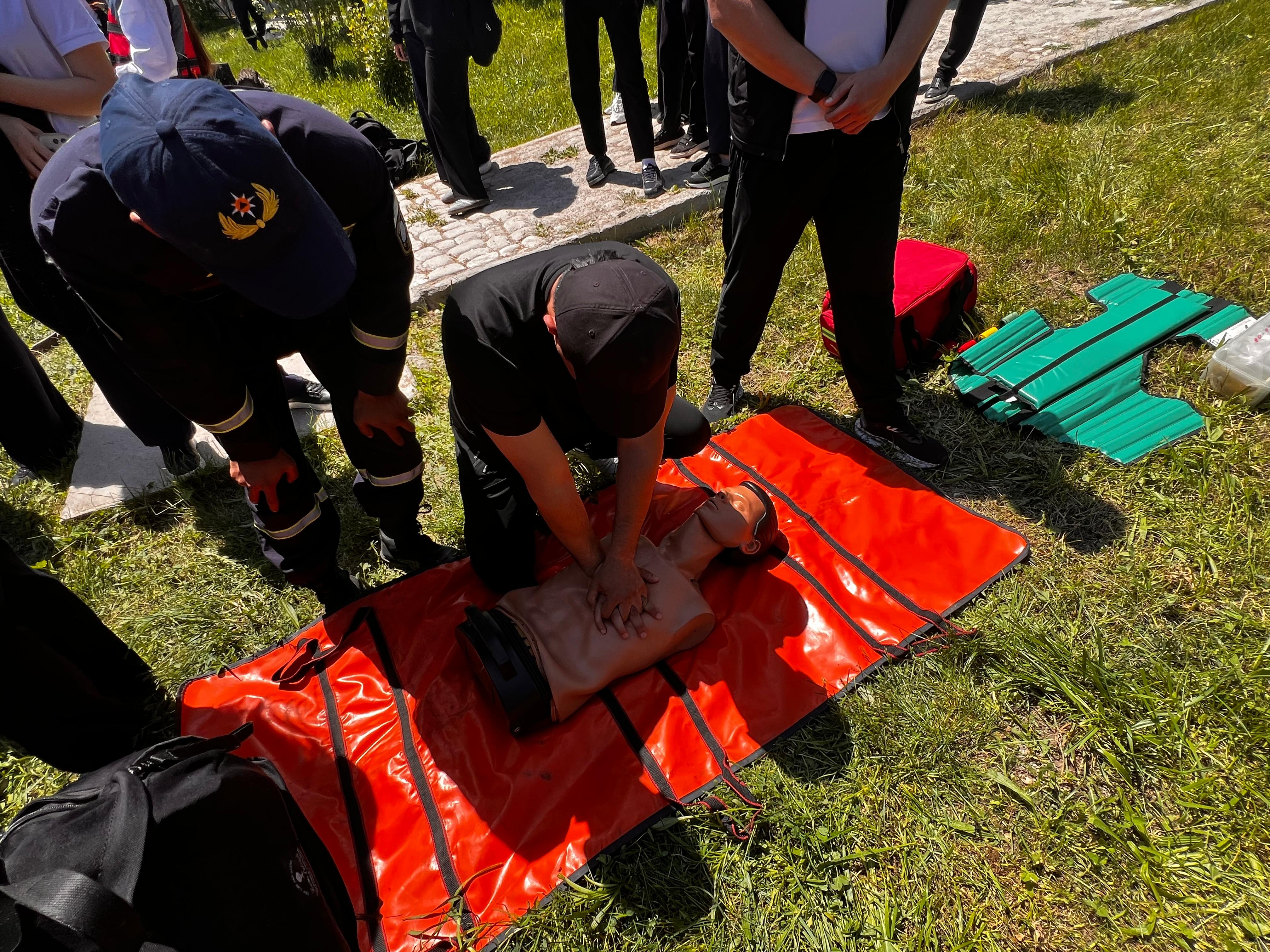 Алматылық оқушылар суға батқан адамды құтқарудың жолын үйренді