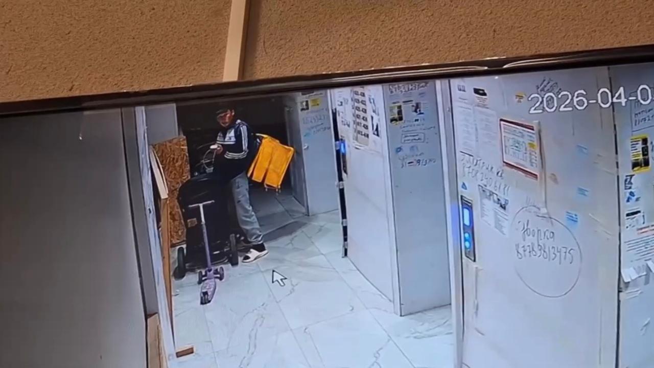 "Балалар арбасына дәрет сындырған": Алматыда курьердің әдепсіз әрекеті видеоға түсіп қалды