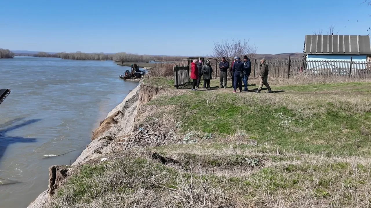 Иртыш "съедает" дома в ВКО