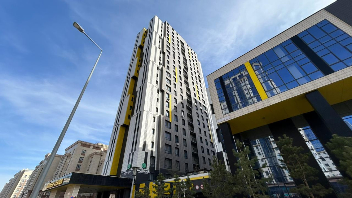 Астанада 18 жастағы жігіт шатырға шығып, құтқарылды