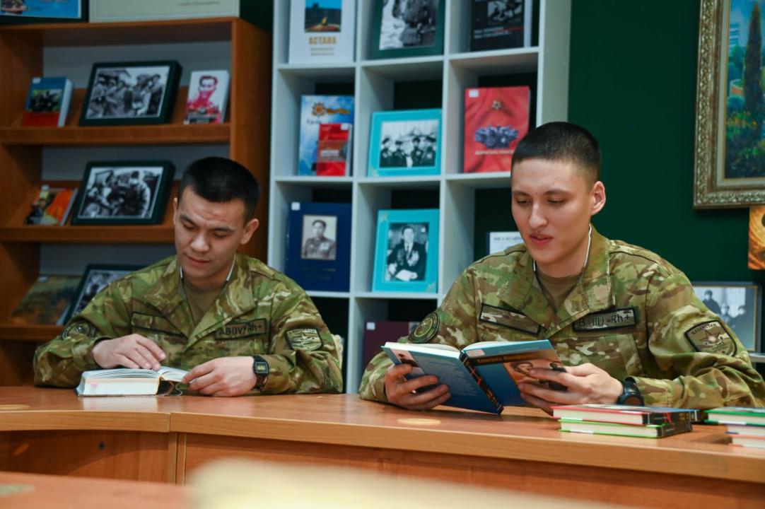 Қазақстан армиясында жаңа талап: әр сарбаз кемінде 5 кітап оқуы тиіс