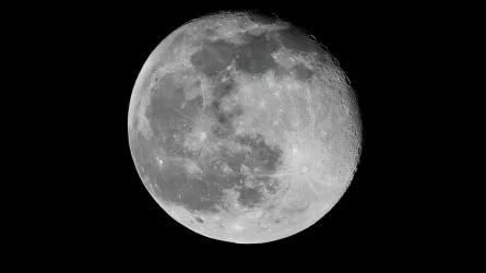 Китайские ученые открыли два новых минерала на Луне 