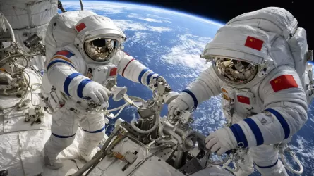 Тайконавты Китая на несколько часов вышли в открытый космос