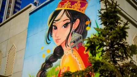 Взгляд на LRT: в Астане на фасаде здания &laquo;поселилась&raquo; весенняя девушка