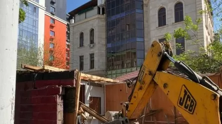 Незаконную пристройку сносят в Алматы