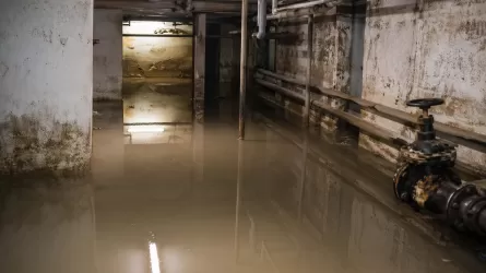 В Туркестанской области грунтовые воды разрушают многоэтажные дома