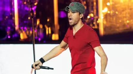 Энрике Иглесиаса предупредят о недопустимости поцелуев с казахстанками на сцене 