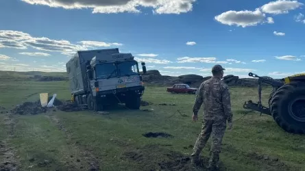 Автодом из Нидерландов застрял в солончаковой ловушке в Павлодарской области