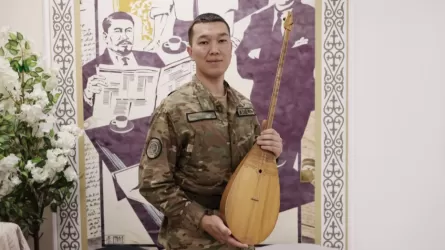 Гвардеец из Туркестана играет на 11 инструментах  