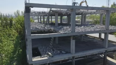 Недостроенное здание сносят в Алматы 