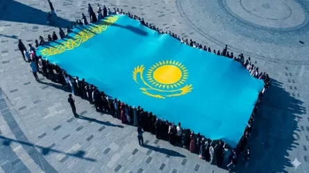В Астане развернули гигантский флаг Казахстана 