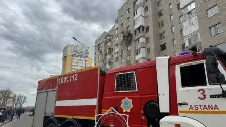 Черный дым над столицей: в Астане снова вспыхнула квартира в жилой высотке