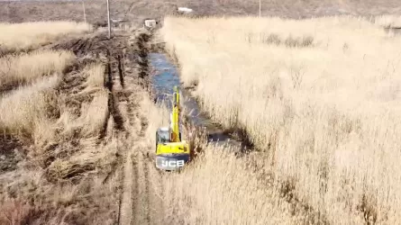Русло реки для свободного водотока расчищают в Актобе  
