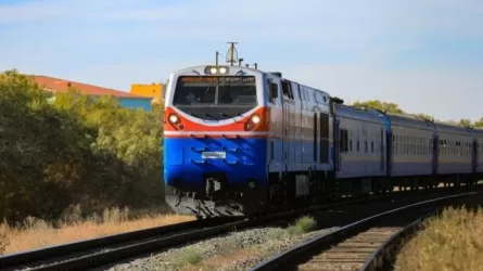 Новый поезд соединил центр и запад Казахстана  