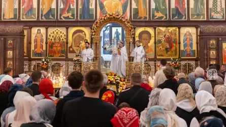 Благодатный огонь привезли в Казахстан специальным авиарейсом 