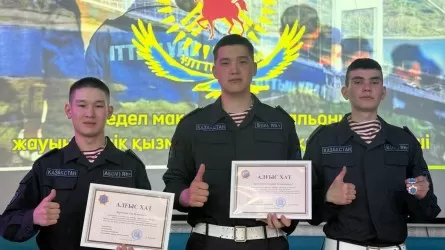 Спасших ребенка гвардейцев наградили в Семее  