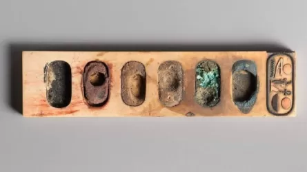 Древняя палитра рассказала о жизни мастера  