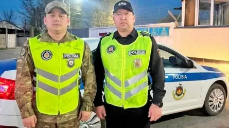 В Алматы военные спасли ребенка из запертой машины  