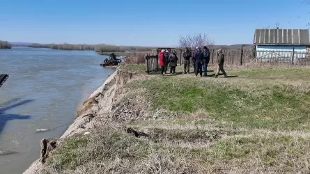 Иртыш "съедает" дома в ВКО