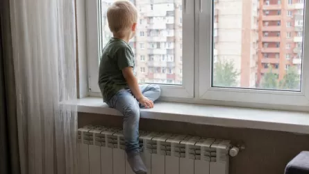 В Астане дети выпадают из окон: тревожные цифры 