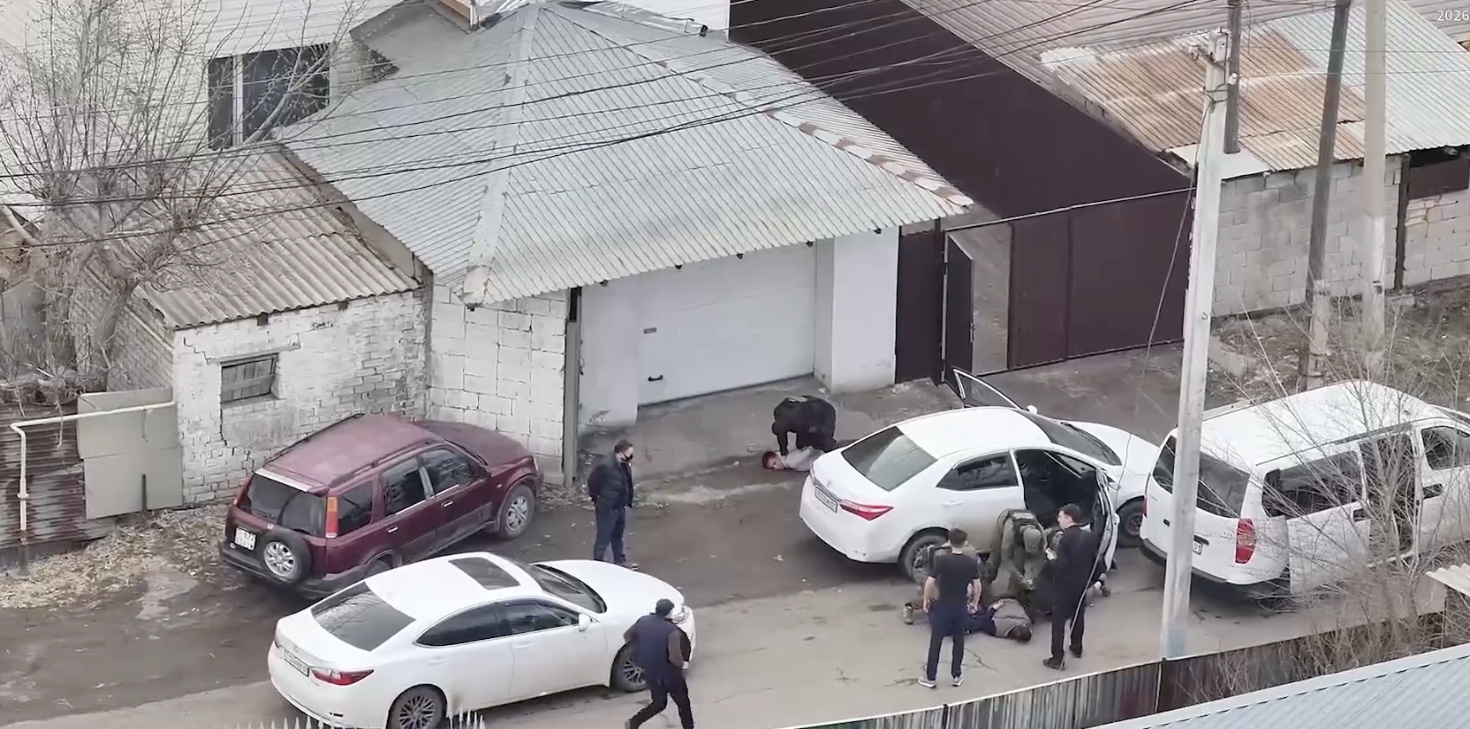 Сағатына 100 мың SMS жіберіп, ірі алаяқтық жасаған қылмыстық топ әшкереленді