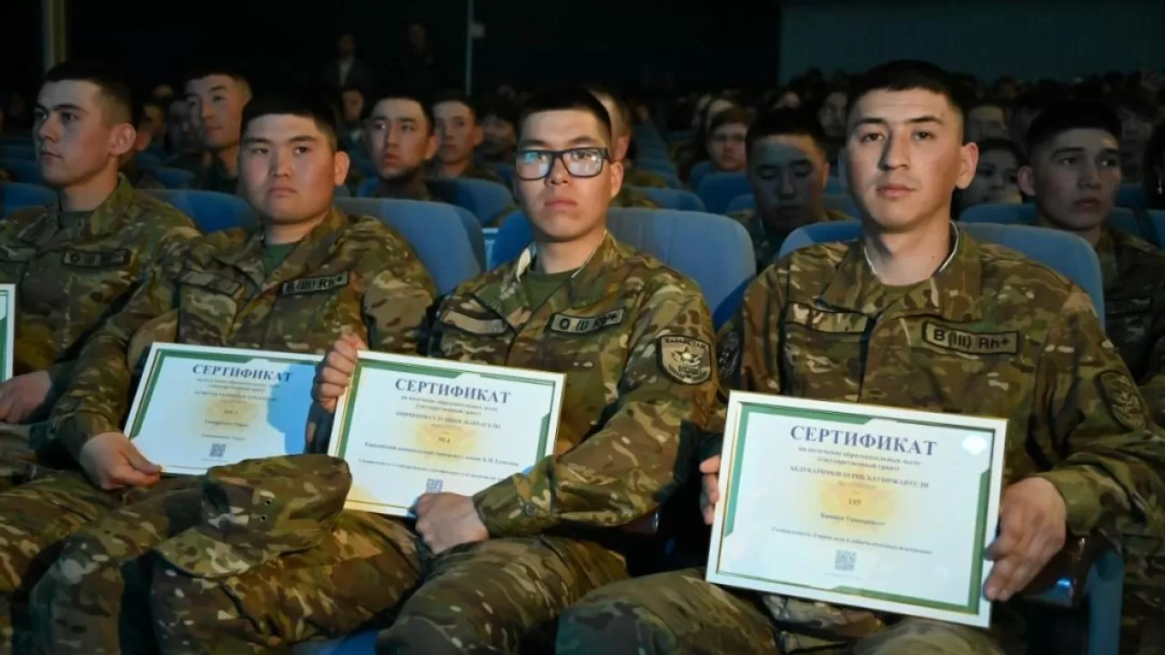 Срочники получили шанс учиться бесплатно в казахстанских вузах 