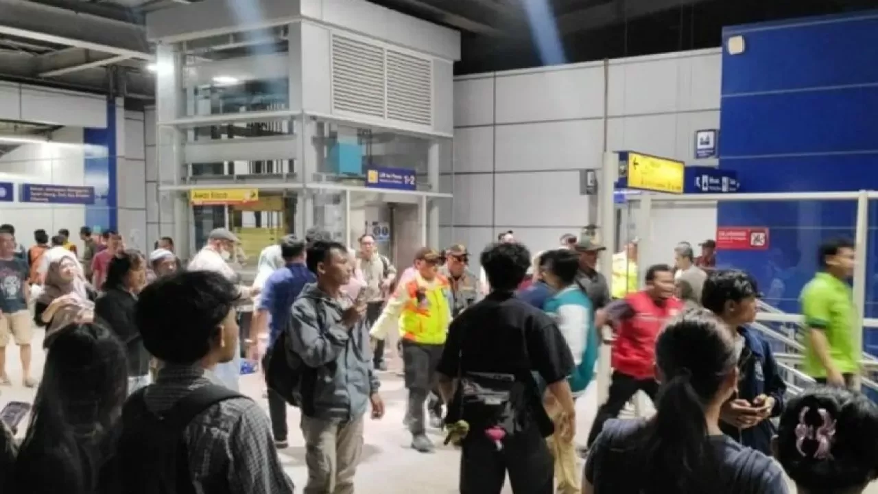 Смертельная авария поездов в Индонезии: десятки пострадавших и масштабная эвакуация