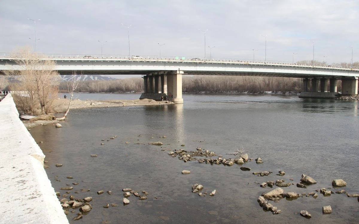 Өскеменде өзендегі су деңгейінің көтерілуіне байланысты көпір астындағы жол жабылды