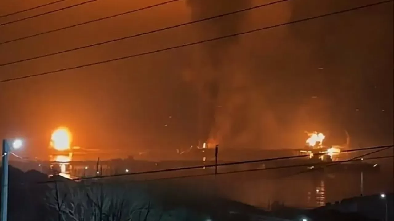 Крупнейший нефтяной терминал в Новороссийске горит после атаки дронов