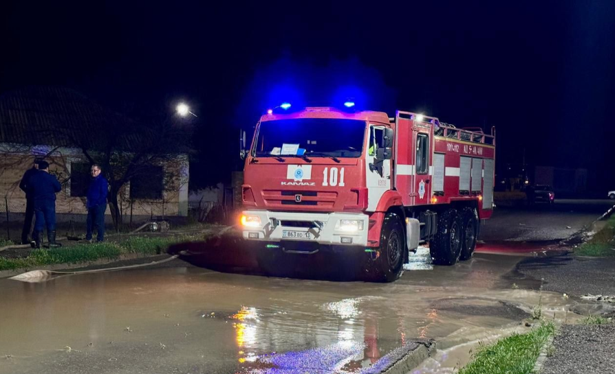 Вода до 25 см: последствия ливня в Кентау  