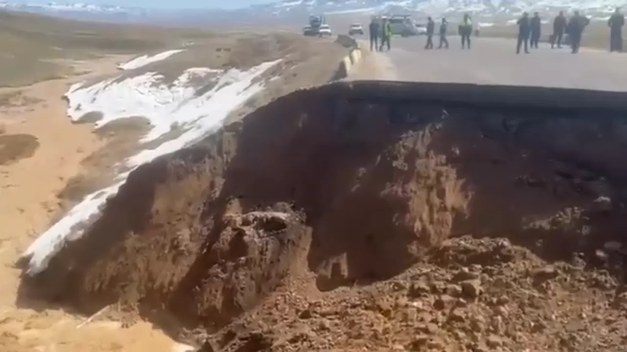 Это провал: талые воды начисто размыли трассу в Алматинской области  