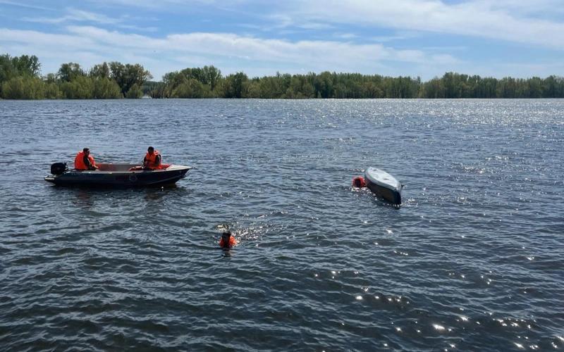 Ертіс өзенінде қайық аударылып, әкесі мен баласы құтқарылды
