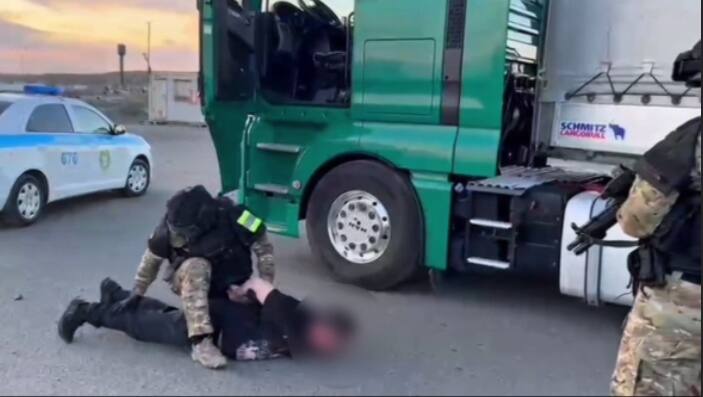 Павлодарда жүк көлігімен адамдарды заңсыз өткізбек болған күдікті ұсталды