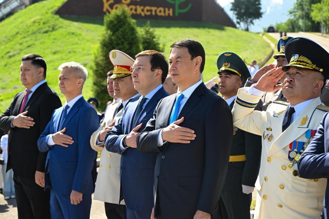Алматыда Отан қорғаушы күніне орай Мемлекеттік Ту салтанатты түрде көтерілді