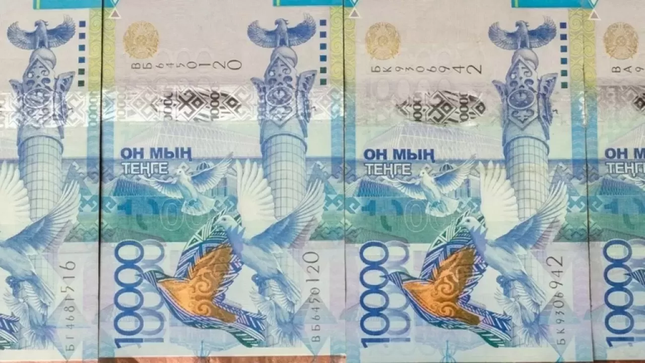 Судоисполнитель нелегально заработал на должниках миллионы тенге