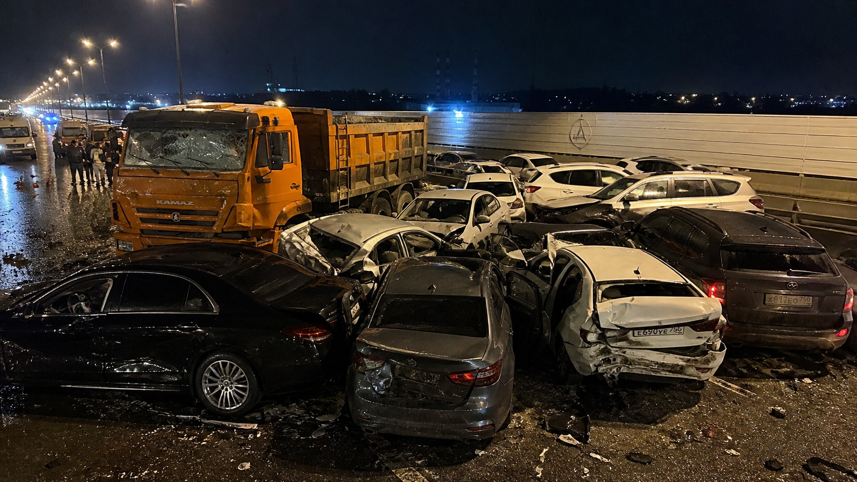 Массовое ДТП: КамАЗ протаранил 14 автомобилей на МКАД  