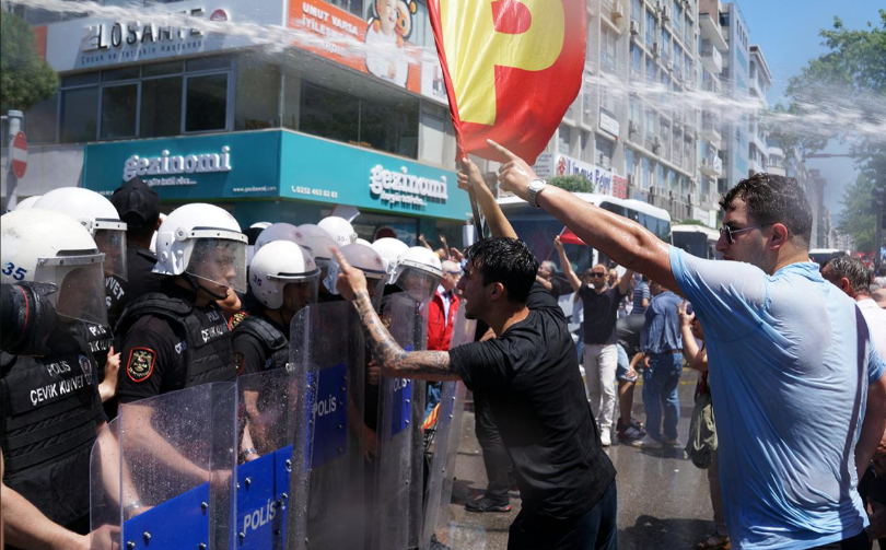 Турцию охватили протесты: полиция применила газ и водометы против оппозиции  