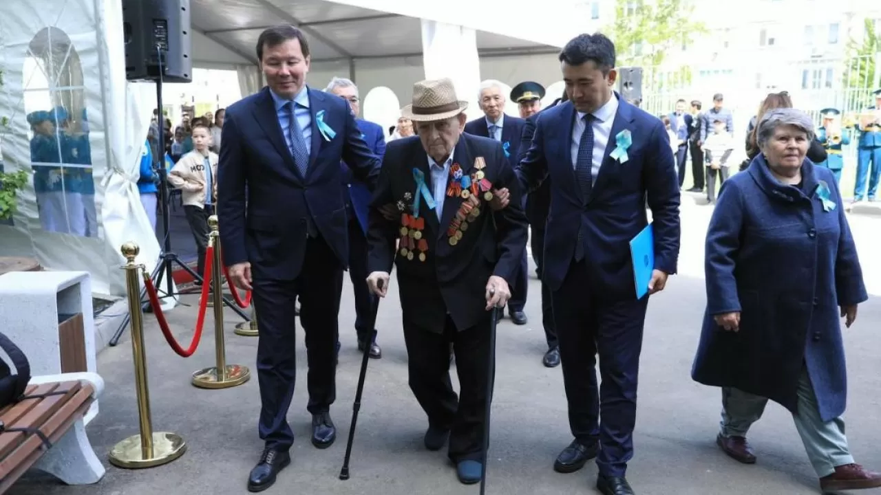 102-летний ветеран Василий Грецкий отмечает 81-ю годовщину Победы