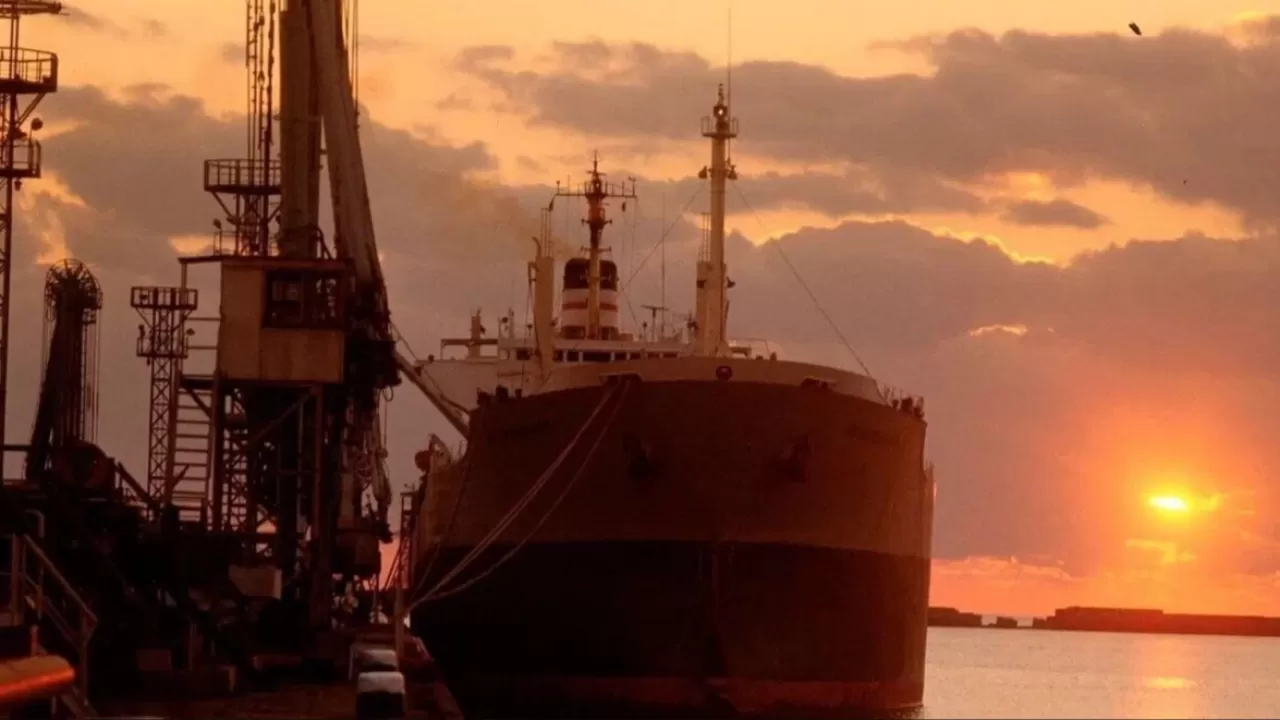 Россия увеличила морские поставки нефти через западные порты  