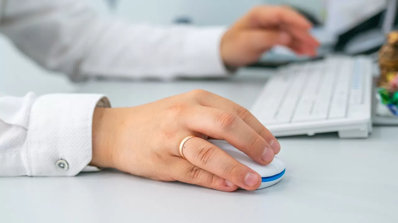 Работодателей обяжут письменно уведомлять работника об изменении условий труда 