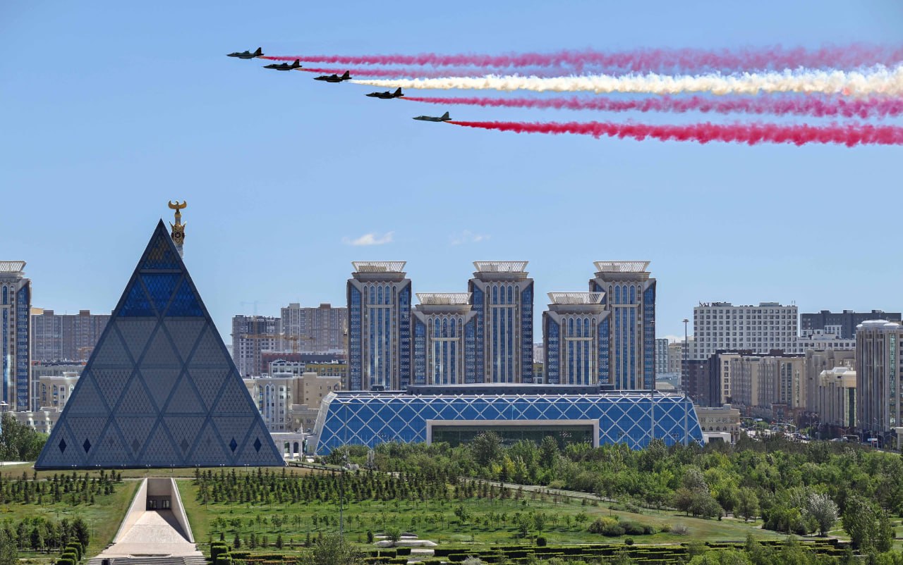 Ердоғанның сапарына орай әскери ұшақтар Астана аспанында Түркияның туын бейнеледі