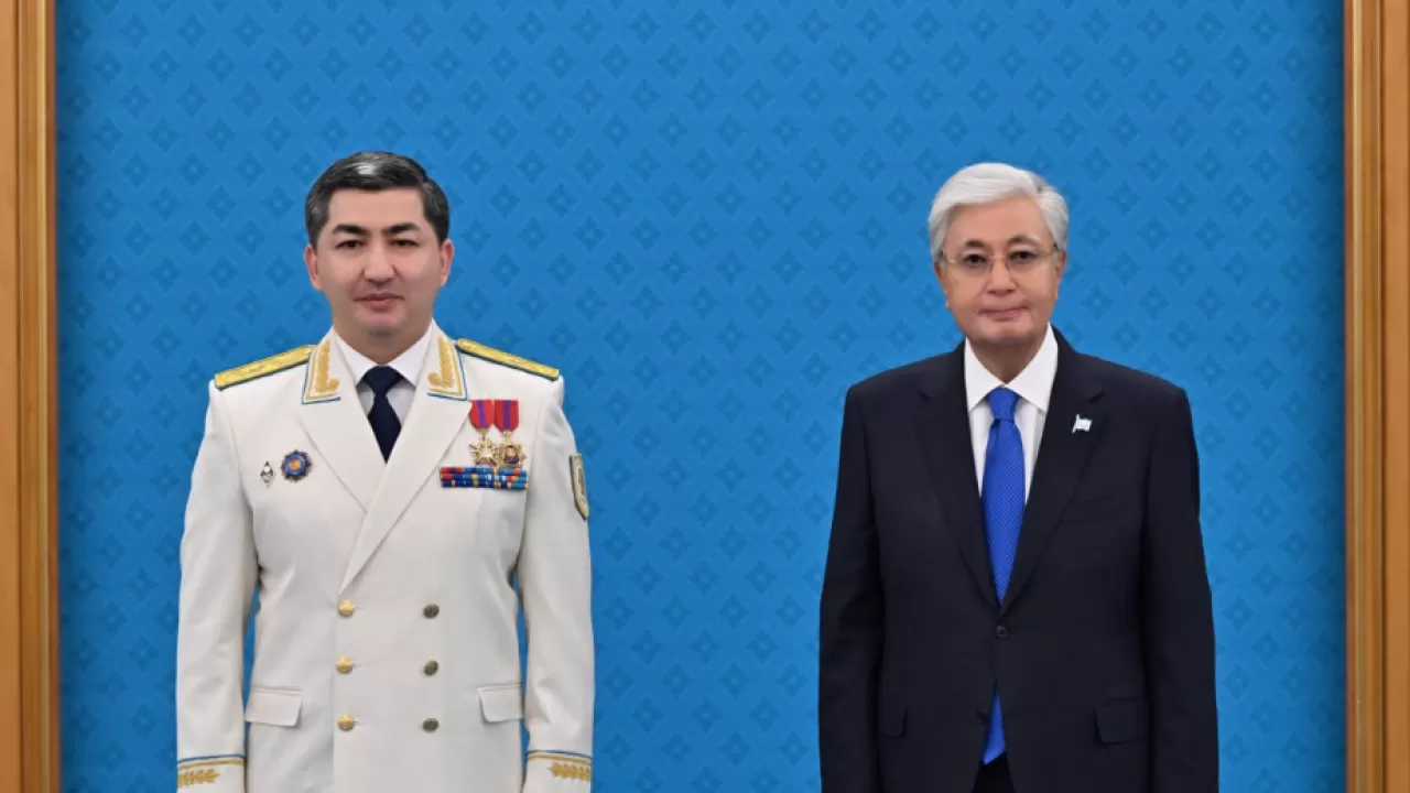 Президент наградил лучших защитников Казахстана  